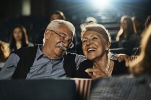 6 Benefits of Online Dating Sites for Seniors