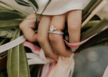 6 Ways to Tell if Your Engagement Ring Fits – 2023 Guide