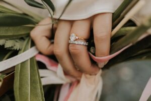 6 Ways to Tell if Your Engagement Ring Fits – 2024 Guide