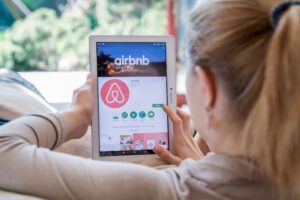 10 Pros and Cons of Outsourcing Airbnb Property Management