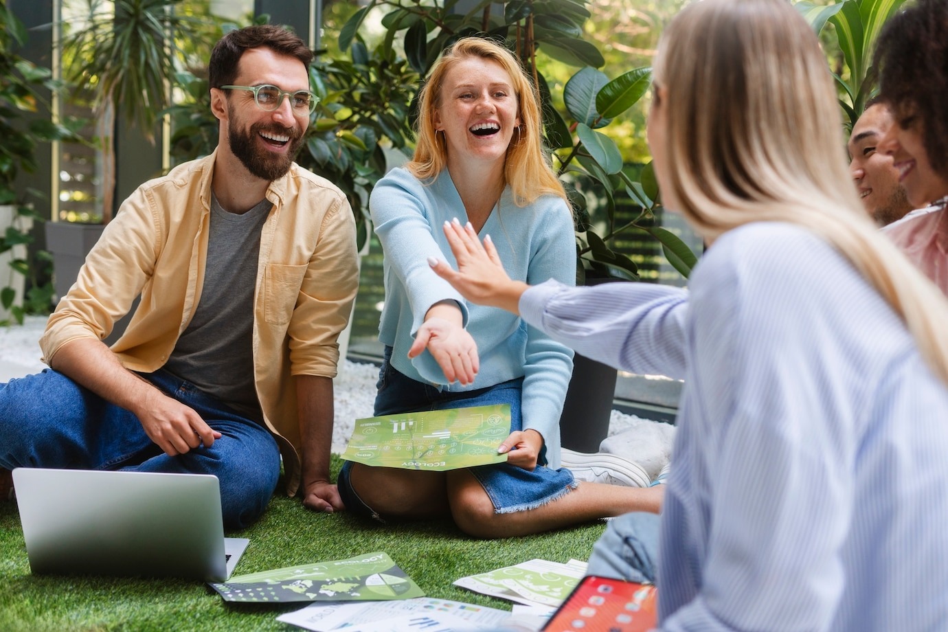 play board games